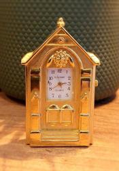 Avrupa, Kilise Sunağı Temalı Minyatür Masa Üstü Saat/Quartz Marka. 1980-1990'lar. Prinç/Altın Tonlu (4×6,5x1.3 cm)