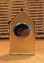 Avrupa, Kilise Sunağı Temalı Minyatür Masa Üstü Saat/Quartz Marka. 1980-1990'lar. Prinç/Altın Tonlu (4×6,5x1.3 cm)