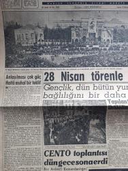 Yeni Sabah Gazetesi - Turkish Newspaper - 29 Nisan 1961 - 27 Mayıs ihtilali'nin temeli geçen yıl Beyazıt meydanında atılmıştı - gençlik Dün Aziz şehitlerini aynı meydanda gözleri yaşartan Ulvi bir törenle anmıştır Fotoğrafı - 28 Nisan törenle kutlandı - 28 Nisan merasimine dün sabah İstanbul üniversitesi'nde ATA'nın heykeli önünde başladı fotoğraf - Ankara'da milli birlik komitesi ve temsilciler Birliği üyeleri talebe teşekkürleri anıtkabri ve 28 Nisan şehitlerinin mezarlığını ziyaret etti fotoğraf - Samed Ağaoğlu basiretsiz hareketler yaptık dedi - CENTO  toplantısı dün gece sona erdi - ABD gelecek hafta fezaya insan atacak - Cordon Bleu gazinosunda defile fotoğraf - Cafer ile Hürmüz karikatür çizen Altan Erbulak - Hayk Hammer çizen Oğuz Aral - Turan Emeksiz Dün aramızdaydı orman fakültesindeki arkadaşlarının taşıdığı sadece bir resimdi fotoğraf - sinema yazan Çetin A. Özkırım - 28 peygamber yazan Nezihe Araz Yazı Dizisi - Beşiktaş İzmirspor'la prestij için oynuyor - AEK takımı foto