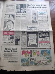 Yeni Sabah Gazetesi - Turkish Newspaper - 3 Şubat 1963 - Ankara'da feci uçak kazasında ölü sayısı 78'i buldu - kazada parçalanan hava kuvvetlerimize ait uçağın enkazı fotoğraf - ölülerin ekseriyetinin hüviyeti belli olmadı - telefon konuşmalarında rekor kırıldı Ankara 24 saatte 18 bin sağlık haberi veren telgraf çekildi - Hava Kuvvetleri kumandanı İrfan Tansel kazanın sebebi 4-5 günden önce belli olmaz dedi - öldü zannedilen Şenol Okkalı isimli çocuk Dün hastanede bulundu - kazada şehit düşen havacılarımızdan teğmen Fikret Tartar ve yüzbaşı Necati Sunay fotoğraf - Ramazan köşesi - Cafer ile Hürmüz karikatür çizen Altan Erbulak - İstanbul Ankara radyosu programı - Şerif İçli'yi anıyoruz - Galatasaray Karşıyaka'yı 3-1 yendi fotoğraf - Karagümrük Altay'ı 2 1 mağlup etti - Göztepe 5 Beyoğluspor 0 - Zeki Müren Haldun Dormen'le müzikal bir komedi yapacak - sinema yıldızları Galatasaray Milan maçındaydı - Ekrem Bora fotoğraf - Göksel Ersoy Avrupa'da fotoğraf-Gülbin Eray küçük sahneden ayrıldı