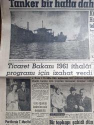 Yeni Sabah Gazetesi - Turkish Newspaper - 17 Aralık 1960 - Boğazdaki tanker Peter Zoraniç bir hafta daha yanacak fotoğraf - Köpük fayda sağlamadı hava poyraza çevirirse tehlike çok büyüyecek - Hadise de yanan üç gemiden başka hiçbir geminin zarar görmediği anlaşıldı - kati kayıp sayısı 52 - Ticaret Bakanı Mehmet Baydur 1961 ithalat programı için izahat verdi - İsmet İnönü sokağa çıktı fotoğraf - Cemal Gürsel neşeli bir gün geçirdi - boğazdaki facia Yunan basınında büyük bir yer işgal etmiştir fotoğraf - Ağalardan 50'si iskan yerlerine gönderildi - Şeyh Said'in kardeşi Mehdi Ayabakan fotoğraf - Topkapı hadiseleri şahidi Ali Utku tehdit edildim dedi - Mevlana haftası sona eriyor - Cafer ile Hürmüz karikatür çizen Altan Erbulak - Hayk Hammer çizen Oğuz Aral - Kennedy'e bir suikast teşebbüsü akim kaldı - İsrail atom bombası yapacak hale gelmiş - Müzik Kulübü yazan Fecri Ebcioğlu - Can Bartu'ya verilen ceza sadece iki maç için boykot - Galatasaray Kasımpaşa Maçı - Fenerbahçeliler kilyos'ta