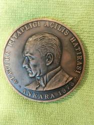 Atatürk  Kitaplığı Açılış Hatırası 1973 Yapı Kredi Bankası Hatıra Madalyon 6 cm.