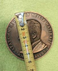 Atatürk  Kitaplığı Açılış Hatırası 1973 Yapı Kredi Bankası Hatıra Madalyon 6 cm.