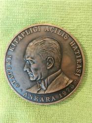 Atatürk  Kitaplığı Açılış Hatırası 1973 Yapı Kredi Bankası Hatıra Madalyon 6 cm.
