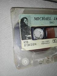 Kaset Michael Jackson bad albümü. Orijinal 1987 uzelli Kağıt Baskı. B3 şarkısında 4 saniye kayıp var.