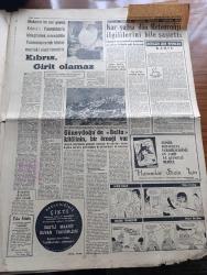 Yeni Sabah Gazetesi - Turkish Newspaper - 30 Aralık 1963 - makarios'un bir cinayeti daha ortaya çıktı hastaneyi basan Rumlar iki kişiyi öldürmüşler - masum bir Türk annesi ve yavrusu Ankara Hastanesi'nde Başbakan İsmet İnönü tarafından ziyaret ediliyor fotoğraf - Lefkoşa havaalanı hala Rumların elinde - Bir yaralı Kıbrıs Türkleri asker bekliyor dedi - hükümetin Kıbrıs politikası yurtta sulh cihanda sulh - Yunanistan bize muhtıra verdi - Nihat Erim Grupta Girit de böyle gitmişti dedi - Kıbrıslı Türk mücahitlerinin sesi bayrak Radyosu faaliyette - Arjantin Atatürk pulu çıkarttı - Fikret Hakan Genar tiyatrosunda düşman çiçek yollamaz piyesinde  sahneye çıkmaktadır fotoğraf - Tarık Levendoğlu Çetin Altan'ı tokatladı - Baykal Saran - Kıbrıs'ta antrenörlük yapan eski Beşiktaşlı Recep Adanır'ın eşi ve ailesi endişe içinde fotoğraf - Göztepe Galip Gençlerbirliği ise berabere - Sunday Express İngilizlerin katili makarios'u mu koruyacağız - Kahpe Rum çetelerinin baskınına uğrayan Ayvasıklı
