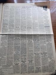 Yeni Sabah Gazetesi - Turkish Newspaper - 30 Aralık 1963 - makarios'un bir cinayeti daha ortaya çıktı hastaneyi basan Rumlar iki kişiyi öldürmüşler - masum bir Türk annesi ve yavrusu Ankara Hastanesi'nde Başbakan İsmet İnönü tarafından ziyaret ediliyor fotoğraf - Lefkoşa havaalanı hala Rumların elinde - Bir yaralı Kıbrıs Türkleri asker bekliyor dedi - hükümetin Kıbrıs politikası yurtta sulh cihanda sulh - Yunanistan bize muhtıra verdi - Nihat Erim Grupta Girit de böyle gitmişti dedi - Kıbrıslı Türk mücahitlerinin sesi bayrak Radyosu faaliyette - Arjantin Atatürk pulu çıkarttı - Fikret Hakan Genar tiyatrosunda düşman çiçek yollamaz piyesinde  sahneye çıkmaktadır fotoğraf - Tarık Levendoğlu Çetin Altan'ı tokatladı - Baykal Saran - Kıbrıs'ta antrenörlük yapan eski Beşiktaşlı Recep Adanır'ın eşi ve ailesi endişe içinde fotoğraf - Göztepe Galip Gençlerbirliği ise berabere - Sunday Express İngilizlerin katili makarios'u mu koruyacağız - Kahpe Rum çetelerinin baskınına uğrayan Ayvasıklı