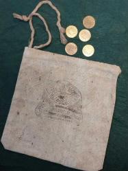 Osmanlı Bankası Altın Kesesi, Constantinople Osmanlı Bankası Para Torbası ve Replika Altın Paralar. 18 x 18,5 cm.