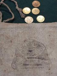 Osmanlı Bankası Altın Kesesi, Constantinople Osmanlı Bankası Para Torbası ve Replika Altın Paralar. 18 x 18,5 cm.