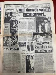 ŞEY HAFTALIK MAGAZİN GAZETESİ DOĞUM GÜNÜ HEDİYESİ  ( Turkish Newspaper ) - 27 EYLÜL 1986 -TAM TAKIM 12 SAYFADIR -Ahu Tuğba-Murat Akman-Tarık Akan-Orhan Gencebay-Cüneyt Arkın-Hülya Avşar-Müjde Ar-Adnan Şenses-Perihan Savaş-Nejat Alp-Erhan Tunay-Nilüfer-Safiye Soyman-Suna Boyaylar-Merih Arda-Müjgan Dinçsoy-Müjgan Güngör-Aysel Mutlu-Kadir İpek-Neşe Çiçek-Selahattin Cesur-Nazan Şoray-Yeliz-Gönül Yazar-Asım Ekren-Zeynep Özal-Davut Yazar-Muzaffer Abacı-Hasan Bora-Filiz Erden-Nihat Ferah-Yeliz Tezcan-Erhan Tunay-Seksi şarkıcının kızı nasıl sapık oldu-Milli damada sabotaj-Ahu Tuğba her an basılabilir-İntikam maşaları-Karısı kovalıyor ünlü rallici kaçıyor-İşte Tarık Akan’ı evlendiren adam-Cüneyt Arkın yüzünden sinemadan nefret ettim-Avşar kızı Gencebay’ı kandıracak mı-Bakalım kim kimi kurtaracak-Su uğursuzluk ödülü aldı-Hiç olmazsa beni bahçeye gömsünler-Tatlı bir kazık-Yeliz’i yeniden yarattılar Utunmaz adamın oyununa gelen ünlü sanatçının işi bu kez gerçekten zor-Yeni aşığının iki zina davası