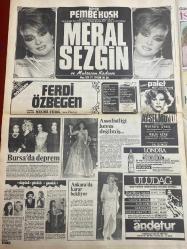 ŞEY HAFTALIK MAGAZİN GAZETESİ DOĞUM GÜNÜ HEDİYESİ  ( Turkish Newspaper ) - 11 OCAK 1986 -TAM TAKIM 12 SAYFADIR -Banu Alkan-Serpil Çakmaklı-Kadir İnanır-Sibel Can-Hülya Avşar-Gülden Karaböcek-Hülya Tuğlu-Meral Sezgin-Ferdi Özbeğen-Necmi Türk-Aysel Mutlu-Mustafa Uysal-Melih Acar-İbrahim Tatlıses-Necla Nazır-Sevtap Parman-Ahu Tuğba-Harika Avcı-Kenan Kalav-Sadri Alışık-Güzin Doğan-Cüneyt Arkın-Mahmut Hekimoğlu-Yaprak Özdemiroğlu-Halil Ergün-Nes’e Alkan-Gönül Ülkü-Gazanfer Özcan-Yonca Yücel-Bilge Olgaç-Semiramis Karacan-Ajda Pekkan-Cahit Ceki-Suna Selen-Nazlı Şenses-Gülşen Cıtak-Ahu Tuğba-Suna Çakır-Nazmiye Şenses-Deniz Akbulut-Sarı bela güç durumda-Banu Alkan Yeşilçam’da artık geçer akçe değil-İşte yeni gözde-Serpil 2-0 galip-Devler kara listeye alınca bu gence kaldı-Bu film sonu oldu-Sahnelerin tek bakiresi benim-Hülya kayakta Gülşah diskoda-İstenmeyen bebek-Beni hatırlayınız-Sen kimsin ki veliahdın olsun-Bursa’da deprem-Assolistlik heves değilmiş-Ankara’da karar bekliyor-Hülya’yı ağlattı