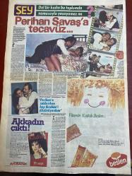 ŞEY HAFTALIK MAGAZİN GAZETESİ DOĞUM GÜNÜ HEDİYESİ  ( Turkish Newspaper ) - 5 TEMMUZ 1986 -TAM TAKIM 12 SAYFADIR -Emel Sayın-Orhan Gencebay-Serpil Çakmaklı-Perihan Savaş-İbrahim Tatlıses-Aydan Şener-Güngör Bayrak-Bergen-İzzet Altınmeşe-Özlem Onursal-Serpil Benay-Hasan Bora-Sadri Alışık-Müjde Ar-Seden Kızıltunç-Arif Sağ-Emel Sayın’ı utandıran dayak-Serpil Çakmaklı bu çıplak yüzünden tokat yedi-Bir dayak olayı daha-Perihan Savaş’a tecavüz-Kocasını parayla değişmedi-Güngör Bayrak’ın hayatı şarkılarında gizli-Koy koy dinle-Alaman Gelin’i sahnede de oynatacağız-Bu yıl Bergen’in yılı olacak-Acıların kadını Bergen-Kadın gösterirse başımı çevirememki-Bravo tam bir fahişe-Sesimi satıyorum vücudumu istiyorlar-Şöhret olmak için mutlu evliliğimi yıktım-Ölümden korkmuyorum çünkü dört yıldır iyi dost olduk-Hasan Bora 1 milyonumu yedi ama intikamımı aldım-Ben sahnede orospuyu oynarım-Sadri Alışık’a fena alıştık-Karga sesli diyenler utansın-Müjde Ar teyzemle borç ödüyor-Tekerlekli tatil
