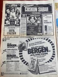 ŞEY HAFTALIK MAGAZİN GAZETESİ DOĞUM GÜNÜ HEDİYESİ  ( Turkish Newspaper ) - 5 TEMMUZ 1986 -TAM TAKIM 12 SAYFADIR -Emel Sayın-Orhan Gencebay-Serpil Çakmaklı-Perihan Savaş-İbrahim Tatlıses-Aydan Şener-Güngör Bayrak-Bergen-İzzet Altınmeşe-Özlem Onursal-Serpil Benay-Hasan Bora-Sadri Alışık-Müjde Ar-Seden Kızıltunç-Arif Sağ-Emel Sayın’ı utandıran dayak-Serpil Çakmaklı bu çıplak yüzünden tokat yedi-Bir dayak olayı daha-Perihan Savaş’a tecavüz-Kocasını parayla değişmedi-Güngör Bayrak’ın hayatı şarkılarında gizli-Koy koy dinle-Alaman Gelin’i sahnede de oynatacağız-Bu yıl Bergen’in yılı olacak-Acıların kadını Bergen-Kadın gösterirse başımı çevirememki-Bravo tam bir fahişe-Sesimi satıyorum vücudumu istiyorlar-Şöhret olmak için mutlu evliliğimi yıktım-Ölümden korkmuyorum çünkü dört yıldır iyi dost olduk-Hasan Bora 1 milyonumu yedi ama intikamımı aldım-Ben sahnede orospuyu oynarım-Sadri Alışık’a fena alıştık-Karga sesli diyenler utansın-Müjde Ar teyzemle borç ödüyor-Tekerlekli tatil