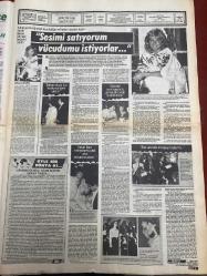 ŞEY HAFTALIK MAGAZİN GAZETESİ DOĞUM GÜNÜ HEDİYESİ  ( Turkish Newspaper ) - 5 TEMMUZ 1986 -TAM TAKIM 12 SAYFADIR -Emel Sayın-Orhan Gencebay-Serpil Çakmaklı-Perihan Savaş-İbrahim Tatlıses-Aydan Şener-Güngör Bayrak-Bergen-İzzet Altınmeşe-Özlem Onursal-Serpil Benay-Hasan Bora-Sadri Alışık-Müjde Ar-Seden Kızıltunç-Arif Sağ-Emel Sayın’ı utandıran dayak-Serpil Çakmaklı bu çıplak yüzünden tokat yedi-Bir dayak olayı daha-Perihan Savaş’a tecavüz-Kocasını parayla değişmedi-Güngör Bayrak’ın hayatı şarkılarında gizli-Koy koy dinle-Alaman Gelin’i sahnede de oynatacağız-Bu yıl Bergen’in yılı olacak-Acıların kadını Bergen-Kadın gösterirse başımı çevirememki-Bravo tam bir fahişe-Sesimi satıyorum vücudumu istiyorlar-Şöhret olmak için mutlu evliliğimi yıktım-Ölümden korkmuyorum çünkü dört yıldır iyi dost olduk-Hasan Bora 1 milyonumu yedi ama intikamımı aldım-Ben sahnede orospuyu oynarım-Sadri Alışık’a fena alıştık-Karga sesli diyenler utansın-Müjde Ar teyzemle borç ödüyor-Tekerlekli tatil