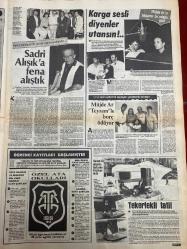 ŞEY HAFTALIK MAGAZİN GAZETESİ DOĞUM GÜNÜ HEDİYESİ  ( Turkish Newspaper ) - 5 TEMMUZ 1986 -TAM TAKIM 12 SAYFADIR -Emel Sayın-Orhan Gencebay-Serpil Çakmaklı-Perihan Savaş-İbrahim Tatlıses-Aydan Şener-Güngör Bayrak-Bergen-İzzet Altınmeşe-Özlem Onursal-Serpil Benay-Hasan Bora-Sadri Alışık-Müjde Ar-Seden Kızıltunç-Arif Sağ-Emel Sayın’ı utandıran dayak-Serpil Çakmaklı bu çıplak yüzünden tokat yedi-Bir dayak olayı daha-Perihan Savaş’a tecavüz-Kocasını parayla değişmedi-Güngör Bayrak’ın hayatı şarkılarında gizli-Koy koy dinle-Alaman Gelin’i sahnede de oynatacağız-Bu yıl Bergen’in yılı olacak-Acıların kadını Bergen-Kadın gösterirse başımı çevirememki-Bravo tam bir fahişe-Sesimi satıyorum vücudumu istiyorlar-Şöhret olmak için mutlu evliliğimi yıktım-Ölümden korkmuyorum çünkü dört yıldır iyi dost olduk-Hasan Bora 1 milyonumu yedi ama intikamımı aldım-Ben sahnede orospuyu oynarım-Sadri Alışık’a fena alıştık-Karga sesli diyenler utansın-Müjde Ar teyzemle borç ödüyor-Tekerlekli tatil