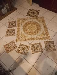 El işi sırma ve boncukla işlenmiş masa örtüsü lare şeklinde 90 cm - tümüyle el işi sırma ve pulla işlenmiş 30 cm uzunluğunda sehpa  örtüsü ve 6 adet  kare şekinde sırma boncuk işleme tabak  ve çay takımı altlığı Toplam 8 parça