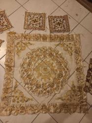 El işi sırma ve boncukla işlenmiş masa örtüsü lare şeklinde 90 cm - tümüyle el işi sırma ve pulla işlenmiş 30 cm uzunluğunda sehpa  örtüsü ve 6 adet  kare şekinde sırma boncuk işleme tabak  ve çay takımı altlığı Toplam 8 parça