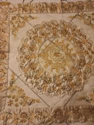 El işi sırma ve boncukla işlenmiş masa örtüsü lare şeklinde 90 cm - tümüyle el işi sırma ve pulla işlenmiş 30 cm uzunluğunda sehpa  örtüsü ve 6 adet  kare şekinde sırma boncuk işleme tabak  ve çay takımı altlığı Toplam 8 parça