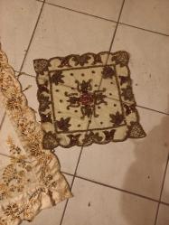 El işi sırma ve boncukla işlenmiş masa örtüsü lare şeklinde 90 cm - tümüyle el işi sırma ve pulla işlenmiş 30 cm uzunluğunda sehpa  örtüsü ve 6 adet  kare şekinde sırma boncuk işleme tabak  ve çay takımı altlığı Toplam 8 parça