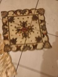 El işi sırma ve boncukla işlenmiş masa örtüsü lare şeklinde 90 cm - tümüyle el işi sırma ve pulla işlenmiş 30 cm uzunluğunda sehpa  örtüsü ve 6 adet  kare şekinde sırma boncuk işleme tabak  ve çay takımı altlığı Toplam 8 parça