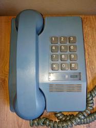 Mavinin farklı bı tonu, tuşlu ev telefonu, Netaş marka, dönem ürünü.