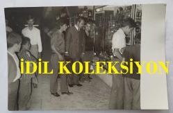 SEVTAP ÇETİNKALE'NİN ORİJİNAL FOTOĞRAFI - 14 x 9 cm EBADINDA - SEVTAP ÇETİNKALE, SEVGİLİSİ BÜLENT ORAL'LA ÇARŞIDA GEZERKEN ÇEKİLMİŞ BİR KARE. FOTO AR. KONYA
