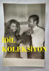 SEVTAP ÇETİNKALE'NİN ORİJİNAL FOTOĞRAFI - 14 x 9 cm EBADINDA - SEVTAP ÇETİNKALE, SEVGİLİSİ BÜLENT ORAL'LA GİYİM MAĞAZASINDA ŞAKALAŞIRKEN ÇEKİLMİŞ BİR KARE. FOTO AR. KONYA