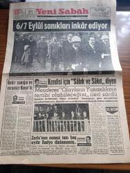 Yeni Sabah Gazetesi - Turkish Newspaper - 20 Ekim 1960 - 6 7 Eylül sanıkları inkar ediyor - mahkeme salonuna götürülen Adnan Menderes Fatin Rüştü Zorlu Fuat Köprülü M. Ali Tekinalp M. Ali Balin Alaettin Eriş ve Kemal Hadımlı fotoğraf - Kendisi için Sabık Ve Sakıt diyen Adnan Menderes olayların Yunanlıların tertibi olabileceğini ileri sürdü - Fatin Rüştü Zorlu'nun annesi tam beş aydır Radyo dinlememiş - Onbir sanığın en yaramazı Celal Bayar'dı yazan Hakkı Devrim - Nuri Sait Paşa Adnan Menderes'i avucunun içine almıştı yazan Nimet Arzık - Yeni anayasanın bazı maddeleri - Galatasaray İzmir'e Fenerbahçe Ankara'ya gidiyor - 14 memlekete milli maç teklif ediyoruz - Can Bartu Ankara'da ne yapacak fotoğraf - Voleybol Federasyonu Başkanı Vahit Çolakoğlu izahatı fotoğraf - 6 7 Eylül hadiselerinin 11 sanığı fotoğraf - Fahrettin Kerim Gökay'ın Namık Gedik'e ve Celal Bayar'a iki mektubu - Oktay Engini Selanik'te Türk hükümeti okutmuştu -  Dünkü Duruşmaya Kardiplomatik büyük çapta alaka gösterdi