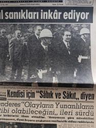 Yeni Sabah Gazetesi - Turkish Newspaper - 20 Ekim 1960 - 6 7 Eylül sanıkları inkar ediyor - mahkeme salonuna götürülen Adnan Menderes Fatin Rüştü Zorlu Fuat Köprülü M. Ali Tekinalp M. Ali Balin Alaettin Eriş ve Kemal Hadımlı fotoğraf - Kendisi için Sabık Ve Sakıt diyen Adnan Menderes olayların Yunanlıların tertibi olabileceğini ileri sürdü - Fatin Rüştü Zorlu'nun annesi tam beş aydır Radyo dinlememiş - Onbir sanığın en yaramazı Celal Bayar'dı yazan Hakkı Devrim - Nuri Sait Paşa Adnan Menderes'i avucunun içine almıştı yazan Nimet Arzık - Yeni anayasanın bazı maddeleri - Galatasaray İzmir'e Fenerbahçe Ankara'ya gidiyor - 14 memlekete milli maç teklif ediyoruz - Can Bartu Ankara'da ne yapacak fotoğraf - Voleybol Federasyonu Başkanı Vahit Çolakoğlu izahatı fotoğraf - 6 7 Eylül hadiselerinin 11 sanığı fotoğraf - Fahrettin Kerim Gökay'ın Namık Gedik'e ve Celal Bayar'a iki mektubu - Oktay Engini Selanik'te Türk hükümeti okutmuştu -  Dünkü Duruşmaya Kardiplomatik büyük çapta alaka gösterdi