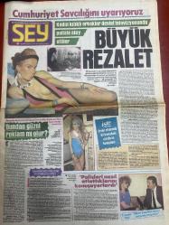 ŞEY HAFTALIK MAGAZİN GAZETESİ DOĞUM GÜNÜ HEDİYESİ  ( Turkish Newspaper ) - 27 HAZİRAN 1987 -TAM TAKIM 12 SAYFADIR -Sisi-Pembe Mutlu-Özlem Onursal-Erdinç Öz-Nilüfer-Emrah-Banu Alkan-Adnan Çağlar-Ümit Sancaklı-Doğan Duman-Orkan Barış-Saboş-Müjde Ar-Atilla Özdemiroğlu-Hülya Avşar-Colin Monier-Nisan Akman-Erdal Özyağcılar-Sadri Alışık-Kerem Alışık-Diler Saraç-Flora-Diler Saraç-Flora Hüseyin Gülay-Hüner Coşkuner-Erol Tezcan-Oya Aydoğan-Nihal Arda-Nejat Alp-Saadet Şen-Hülya-Tufan Şahin-Ahmet Tetik-Ahmet Bayram-Kamil Gök-Büyük rezalet-Bundan güzel reklam mı olur-Polisleri nasıl atlattıklarını konuşuyorlardı-Azraili gördüm-Namuslu fahişe-Kızımı Emrah’ın abisi mahvetti-Ne Afroditmiş be-Havuz gülü Kibos-Yaş günü mü yaş günü mü-Hayata döndüren öpücükler-Adnan Çağlar oh olsun Cim Bom Bom-Aşıkım divane-Takiver zilleri hanım-Sevdiğim-Beni bırakma-Büyük aşka ilk veto-Yiyor yiyor şişiyor