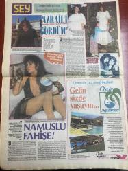 ŞEY HAFTALIK MAGAZİN GAZETESİ DOĞUM GÜNÜ HEDİYESİ  ( Turkish Newspaper ) - 27 HAZİRAN 1987 -TAM TAKIM 12 SAYFADIR -Sisi-Pembe Mutlu-Özlem Onursal-Erdinç Öz-Nilüfer-Emrah-Banu Alkan-Adnan Çağlar-Ümit Sancaklı-Doğan Duman-Orkan Barış-Saboş-Müjde Ar-Atilla Özdemiroğlu-Hülya Avşar-Colin Monier-Nisan Akman-Erdal Özyağcılar-Sadri Alışık-Kerem Alışık-Diler Saraç-Flora-Diler Saraç-Flora Hüseyin Gülay-Hüner Coşkuner-Erol Tezcan-Oya Aydoğan-Nihal Arda-Nejat Alp-Saadet Şen-Hülya-Tufan Şahin-Ahmet Tetik-Ahmet Bayram-Kamil Gök-Büyük rezalet-Bundan güzel reklam mı olur-Polisleri nasıl atlattıklarını konuşuyorlardı-Azraili gördüm-Namuslu fahişe-Kızımı Emrah’ın abisi mahvetti-Ne Afroditmiş be-Havuz gülü Kibos-Yaş günü mü yaş günü mü-Hayata döndüren öpücükler-Adnan Çağlar oh olsun Cim Bom Bom-Aşıkım divane-Takiver zilleri hanım-Sevdiğim-Beni bırakma-Büyük aşka ilk veto-Yiyor yiyor şişiyor