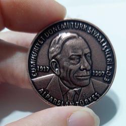 ALPARSLAN TÜRKEŞ HATIRA MADALYONU “2000 adet basımın 133’üncüsü.” KAPSÜLDE - ÇİL