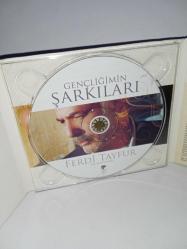 CD Ferdi Tayfur gençliğimin şarkıları albümü. Orijinal. Digipack 10/9. Disk tertemiz. sorunsuz çalışıyor koleksiyonluk