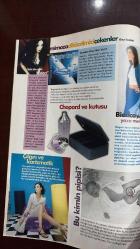 SABAH MİMOZA DERGİSİ - SAYI : 82 - 12/18 MAYIS 1999 - AYŞEGÜL ALDİNÇ - KADINLAR MUTFAKTAN KAÇIYOR - MEZUNİYET GİYSİLERİ - PINAR AYLIN - NAZAN ÖNCEL - ALANIS MORISSETTE - SARAH BRIGHTMAN - OSMAN OYMAK - ONUR BAŞTÜRK - GÜL AZER ERYÜKSEL  AYŞEGÜL ALDİNÇ RÖPORTAJI - KADINLARIN MUTFAKTAN KAÇIŞI - KRAL TV MÜZİK ÖDÜLLERİ - AKUPUNKTURLA KİLO VERME - KADIN VEKİLLERİN İLK İCRAATLARI - MEZUNİYET KIYAFETLERİ - ESTETİK AMELİYATTA ETİK TARTIŞMASI - NAZAN ÖNCEL VE ALANIS MORISSETTE KARŞILAŞTIRMASI - SARAH BRIGHTMAN’IN “EDEN” ALBÜMÜ - “HILARY VE JACKIE” FİLMİ - MODA VE MÜCEVHER ALIŞVERİŞİ - KAYA ÇİLİNGİROĞLU’NUN BEBEKLİK FOTOĞRAFI - AYŞE KULİN - FİKO- ZEKİ GÜLER - SİNAN KESGİN - CANSU DERE - ÇAĞLA KUBAT - MEHMET - BEYHAN - SEVİLAY  AYŞE KULİN RÖPORTAJI - “SEVDALINKA”NIN YAZILMA SÜRECİ - BOSNA VE KOSOVA ÜZERİNE TARİHSEL YANSIMALAR - ROMANIN MİSYONU VE TARİHLE İLİŞKİSİ - OSMANLI’YA DÖNÜŞLER VE RESMİ TARİH ELEŞTİRİSİ - EĞİTİM SİSTEMİ VE OKUMA KÜLTÜRÜ ÜZERİNE ELEŞTİRİLER - GENÇLERİN OKUMA ALIŞK - 32 SAYFA