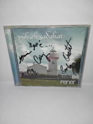 İMZALI Cd Yüksek Sadakat Fener single albüm. Orijinal 2013 baskı. Grup üyeleri tarafından imzalı tertemiz. Disk 10 üzerinden 9.5 sorunsuz çalışıyor koleksiyonluk