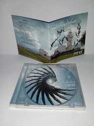 İMZALI Cd Yüksek Sadakat Fener single albüm. Orijinal 2013 baskı. Grup üyeleri tarafından imzalı tertemiz. Disk 10 üzerinden 9.5 sorunsuz çalışıyor koleksiyonluk