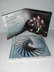 İMZALI Cd Yüksek Sadakat Fener single albüm. Orijinal 2013 baskı. Grup üyeleri tarafından imzalı tertemiz. Disk 10 üzerinden 9.5 sorunsuz çalışıyor koleksiyonluk