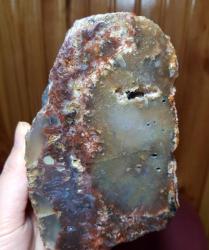 Büyük Koyu Bal Akik Taşı: Kırmızı ve Mavi Çubuk Akik, Sergileme Parçası - Ağırlık: 1563g - Benzersiz Koleksiyonluk Nadir Parça Kütle