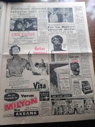 Yeni Sabah Gazetesi - Turkish Newspaper - 19 Ekim 1960 - 6 7 Eylül davası bugün - Dün Yassıadada sakıtlarla yarım saat görüşen avukatlar 6-7 Eylül dosyasını tetkik edemedi - Mükerrem Sarol'un annesi oğlu için suçluysa cezasını çeksin dedi - Sabiha Bozcalı'nın fırçasından 6 7 Eylül sanıkları Yüksek Adalet divanı önünde - Af kanunundan kimlerin istifade edeceği belli oldu - Anayasa projesi dün Milli Birlik Komitesine teslim edildi fotoğraf - Kral Hüseyin bugün Ankara'da - Adnan Menderes'in eski arkadaşı olan Mukaddes Vaner ifade verdi - köpek davası - Adnan Menderes'i yuhalayan Mehmet Ali Akben'i döven polis Ali kesiciler yargılandı - Cafer ile Hürmüz karikatür çizen Altan Erbulak - Hayk Hammer çizen Oğuz Aral - İstanbul sinema tiyatro programı - İstanbul Ankara Radyosu - kırık kalpler filmi başrollerde Muzaffer Tema ve Evrim Fer Aksaray Bulvar sinemasında - cephede piknik temsilinden bir sahne Fotoğraf - Genç Sanatçı Ayşe Savaşır fotoğraf - gol kralı Metin Oktay dün cezasını yarıladı