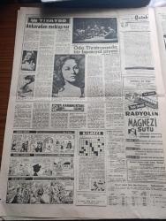 Yeni Sabah Gazetesi - Turkish Newspaper - 19 Ekim 1960 - 6 7 Eylül davası bugün - Dün Yassıadada sakıtlarla yarım saat görüşen avukatlar 6-7 Eylül dosyasını tetkik edemedi - Mükerrem Sarol'un annesi oğlu için suçluysa cezasını çeksin dedi - Sabiha Bozcalı'nın fırçasından 6 7 Eylül sanıkları Yüksek Adalet divanı önünde - Af kanunundan kimlerin istifade edeceği belli oldu - Anayasa projesi dün Milli Birlik Komitesine teslim edildi fotoğraf - Kral Hüseyin bugün Ankara'da - Adnan Menderes'in eski arkadaşı olan Mukaddes Vaner ifade verdi - köpek davası - Adnan Menderes'i yuhalayan Mehmet Ali Akben'i döven polis Ali kesiciler yargılandı - Cafer ile Hürmüz karikatür çizen Altan Erbulak - Hayk Hammer çizen Oğuz Aral - İstanbul sinema tiyatro programı - İstanbul Ankara Radyosu - kırık kalpler filmi başrollerde Muzaffer Tema ve Evrim Fer Aksaray Bulvar sinemasında - cephede piknik temsilinden bir sahne Fotoğraf - Genç Sanatçı Ayşe Savaşır fotoğraf - gol kralı Metin Oktay dün cezasını yarıladı