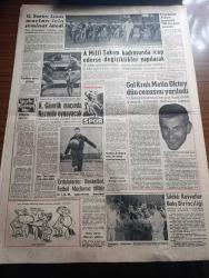 Yeni Sabah Gazetesi - Turkish Newspaper - 19 Ekim 1960 - 6 7 Eylül davası bugün - Dün Yassıadada sakıtlarla yarım saat görüşen avukatlar 6-7 Eylül dosyasını tetkik edemedi - Mükerrem Sarol'un annesi oğlu için suçluysa cezasını çeksin dedi - Sabiha Bozcalı'nın fırçasından 6 7 Eylül sanıkları Yüksek Adalet divanı önünde - Af kanunundan kimlerin istifade edeceği belli oldu - Anayasa projesi dün Milli Birlik Komitesine teslim edildi fotoğraf - Kral Hüseyin bugün Ankara'da - Adnan Menderes'in eski arkadaşı olan Mukaddes Vaner ifade verdi - köpek davası - Adnan Menderes'i yuhalayan Mehmet Ali Akben'i döven polis Ali kesiciler yargılandı - Cafer ile Hürmüz karikatür çizen Altan Erbulak - Hayk Hammer çizen Oğuz Aral - İstanbul sinema tiyatro programı - İstanbul Ankara Radyosu - kırık kalpler filmi başrollerde Muzaffer Tema ve Evrim Fer Aksaray Bulvar sinemasında - cephede piknik temsilinden bir sahne Fotoğraf - Genç Sanatçı Ayşe Savaşır fotoğraf - gol kralı Metin Oktay dün cezasını yarıladı