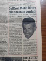 Yeni Sabah Gazetesi - Turkish Newspaper - 19 Ekim 1960 - 6 7 Eylül davası bugün - Dün Yassıadada sakıtlarla yarım saat görüşen avukatlar 6-7 Eylül dosyasını tetkik edemedi - Mükerrem Sarol'un annesi oğlu için suçluysa cezasını çeksin dedi - Sabiha Bozcalı'nın fırçasından 6 7 Eylül sanıkları Yüksek Adalet divanı önünde - Af kanunundan kimlerin istifade edeceği belli oldu - Anayasa projesi dün Milli Birlik Komitesine teslim edildi fotoğraf - Kral Hüseyin bugün Ankara'da - Adnan Menderes'in eski arkadaşı olan Mukaddes Vaner ifade verdi - köpek davası - Adnan Menderes'i yuhalayan Mehmet Ali Akben'i döven polis Ali kesiciler yargılandı - Cafer ile Hürmüz karikatür çizen Altan Erbulak - Hayk Hammer çizen Oğuz Aral - İstanbul sinema tiyatro programı - İstanbul Ankara Radyosu - kırık kalpler filmi başrollerde Muzaffer Tema ve Evrim Fer Aksaray Bulvar sinemasında - cephede piknik temsilinden bir sahne Fotoğraf - Genç Sanatçı Ayşe Savaşır fotoğraf - gol kralı Metin Oktay dün cezasını yarıladı