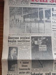 Yeni Sabah Gazetesi - Turkish Newspaper - 17 Ekim 1960 - 6-7 Eylül sanıkları kararnameleri aldılar - dolmabahçe'de milli birlik komitesi irtibat bürosunu önünde yassıada yolcuları için yer dün bomboştu fotoğraf - milli birlik komitesi üyesi Ahmet Yıldız gazetecilerle görüştü fotoğraf - anayasa projesi bugün veriliyor - 6-7 Eylül'ün hikayesi - Adnan Menderes'in avukatı başsavcının beyanatı usulsüz dedi - Yüksek Adalet divanı Savarona ile geziye çıktı - Pertevniyal Lisesi'nin ananevi aşure günü fotoğraf - grev hakkı seçimlerden önce tanınmış olacak - Cafer ile Hürmüz karikatür çizen Altan Erbulak - Hayk Hammer çizen Oğuz Aral - barış için devamlı mücadele eden alim Betrand Russell - burç falınız - Fenerbahçe 1 Altay 0 - Beşiktaş 1 Gençlerbirliği 1 fotoğraf - Futbol Federasyonu toplanıyor - Milli Lig puan cetveli - Karagümrük antrenörü Bülent Eken İzmir'de - Karşıyaka 2 İstanbulspor 1 - subaylar sivil vazifeleri ay sonunda terk edecek - Duruşmaları 37 yabancı muhabir takip ediyor -