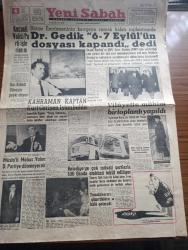 Yeni Sabah Gazetesi - Turkish Newspaper - 4 Ocak 1959 - Dr Namık Gedik 6 7 Eylül'ün dosyası kapandı dedi - Sezai Akdağ'ın Sırrı Atalay için sarf ettiği çok çirkin bir söz sert münakaşalara yol açtı - Kahraman Kaptan Kurt Carlsen İstanbul'da fotoğraf - Rus roketi güneşin peyki oluyor -  Mustafi Mebus Sadettin Yalım Demokrat partiye dönmeyecek fotoğraf - belediyeye çok müsait şartlarla 100 Skoda otobüsü teklif ediliyor fotoğraf - Cafer ile Hürmüz karikatür çizen Altan Erbulak - Hayk Hammer çizen Oğuz Aral - Gina Lollobrigida Ve Bop Hope fotoğraf - Küba'da Batista 600 milyon dolar çalmakla itham ediliyor - Castillo Fidel Castro'nun emriyle Tevkif olundu - hazreti Muhammed'in torunları yazan Nezihe Araz Yazı Dizisi - Beşiktaş 4 golle dördüncü oldu Fotoğrafı - basketbol teşvik finalinde Fenerbahçe Galatasaray karşılaşıyor yazan Yalçın Granit - Karagümrük istanbulspor'u 3 0 mağlup etti - Fenerbahçe Beykoz maçı Mithatpaşa stadında - Moda Darüşşafaka'yı rahat yendi 66 60 - Galatasaray kongre