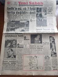 Yeni Sabah Gazetesi - Turkish Newspaper - 13 Kasım 1960 - Namık Gedik'in eşi Melahat Gedik 6-7 Eylül tertip değildir dedi fotoğraf - Sakıt Başvekili mahkeme salonunda fotoğraf - Zimmet davası müdafaaya kaldı - Amerika'da seçimi kazanan Kennedy tatilde fotoğraf - Salacak canavarı Kandemir Sipahipala idama mahkum oldu - temizlikten sonra saygı seferberliği kampanyası - Kuvvetli bir üçüncü partiye ihtiyaç var - Milli eğitim Bakanı Bedrettin Tuncel Paris'e gitti - Cafer ile Hürmüz karikatür çizen Altan Erbulak - Hayk Hammer çizen Oğuz Aral - İstanbul sinema tiyatro programı - İstanbul Ankara Radyosu Programı - Lale Oraloğlu ve arkadaşlarının kurduğu 6 tiyatrosu evlilik dolabı oyunuyla perdesini açtı fotoğraf - haftanın adamı Müşfik Kenter - favori Karagümrük Şekerhilale puan verdi - Fenerbahçe'nin Galatasaray ile arası açıldı - Galatasaray Rostov bugün oynuyor - milli Lig puan cetveli - Beklenmeyen netice PTT kasımpaşa'ya 1-0 Galip - Egespor sahte lisansla beş oyuncu oynattı - Voleybol