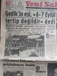 Yeni Sabah Gazetesi - Turkish Newspaper - 13 Kasım 1960 - Namık Gedik'in eşi Melahat Gedik 6-7 Eylül tertip değildir dedi fotoğraf - Sakıt Başvekili mahkeme salonunda fotoğraf - Zimmet davası müdafaaya kaldı - Amerika'da seçimi kazanan Kennedy tatilde fotoğraf - Salacak canavarı Kandemir Sipahipala idama mahkum oldu - temizlikten sonra saygı seferberliği kampanyası - Kuvvetli bir üçüncü partiye ihtiyaç var - Milli eğitim Bakanı Bedrettin Tuncel Paris'e gitti - Cafer ile Hürmüz karikatür çizen Altan Erbulak - Hayk Hammer çizen Oğuz Aral - İstanbul sinema tiyatro programı - İstanbul Ankara Radyosu Programı - Lale Oraloğlu ve arkadaşlarının kurduğu 6 tiyatrosu evlilik dolabı oyunuyla perdesini açtı fotoğraf - haftanın adamı Müşfik Kenter - favori Karagümrük Şekerhilale puan verdi - Fenerbahçe'nin Galatasaray ile arası açıldı - Galatasaray Rostov bugün oynuyor - milli Lig puan cetveli - Beklenmeyen netice PTT kasımpaşa'ya 1-0 Galip - Egespor sahte lisansla beş oyuncu oynattı - Voleybol