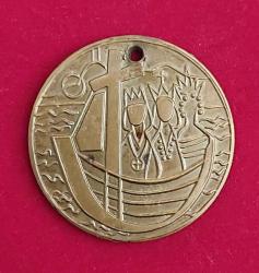 Almanya, Köln Uygulamalı Sanatlar Okulları Tarafından Verilen Hatıra AR Madalyonu. Çağdaş Kilise Sanatı Roma 1961/Köln. Aziz Ursula ve Papa Cyriacus'u Tasvir Etmektedir. Madalyon Sonradan Delinerek Kolye Olarak Kullanılmış. Çok Güzel Tasarımlı ve Çok Çok Nadir. Bronz/Gümüş Kaplama. (17,30 gr/37 mm)