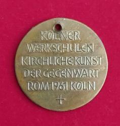 Almanya, Köln Uygulamalı Sanatlar Okulları Tarafından Verilen Hatıra AR Madalyonu. Çağdaş Kilise Sanatı Roma 1961/Köln. Aziz Ursula ve Papa Cyriacus'u Tasvir Etmektedir. Madalyon Sonradan Delinerek Kolye Olarak Kullanılmış. Çok Güzel Tasarımlı ve Çok Çok Nadir. Bronz/Gümüş Kaplama. (17,30 gr/37 mm)