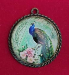 Avrupa, Broş Tarzında Tavus Kuşu Temalı Kolye Ucu. (Renkli) El Yapımı. Kusursuz Kondisyonda. Bombeli Cam/Eskitmeli Bronz-Prinç. 1990'lar.