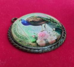 Avrupa, Broş Tarzında Tavus Kuşu Temalı Kolye Ucu. (Renkli) El Yapımı. Kusursuz Kondisyonda. Bombeli Cam/Eskitmeli Bronz-Prinç. 1990'lar.